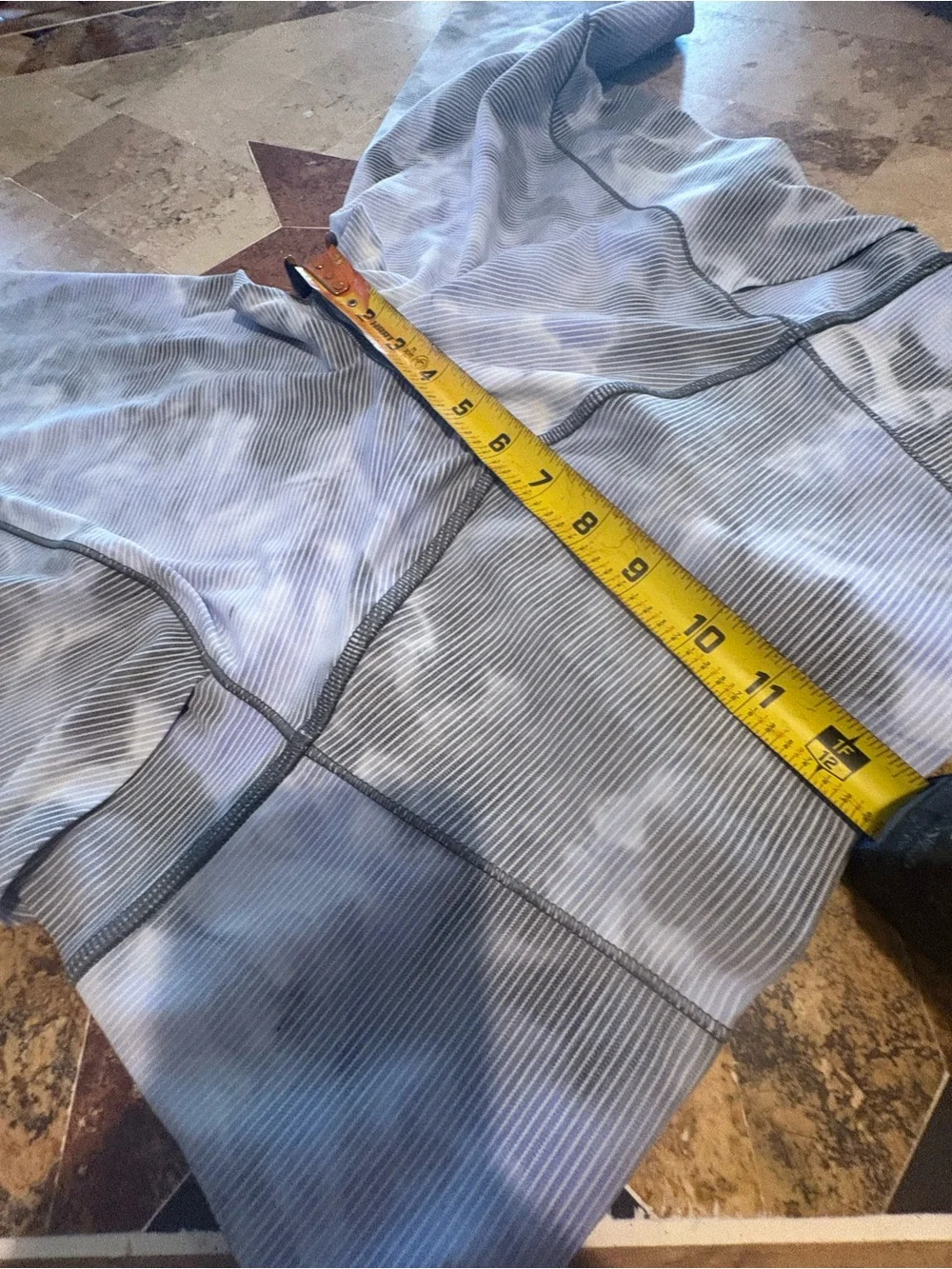 Athleta Salutation Stash Pocket II Capri Leggings 1X Gray Tie Dye EUC